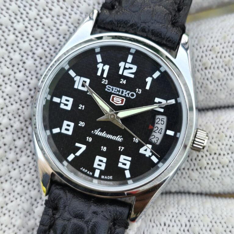 Seiko 5 Men steel Automatic Dated 17 Jewels Vintage Refurbished Mod Wrist watch
