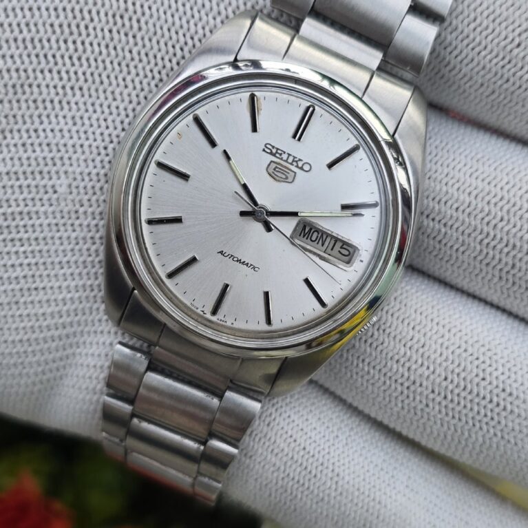 Seiko 5 Automatic Men steel back 17 Jewels vintage japanese Refurbished Mod Wrist watch champagne white dial