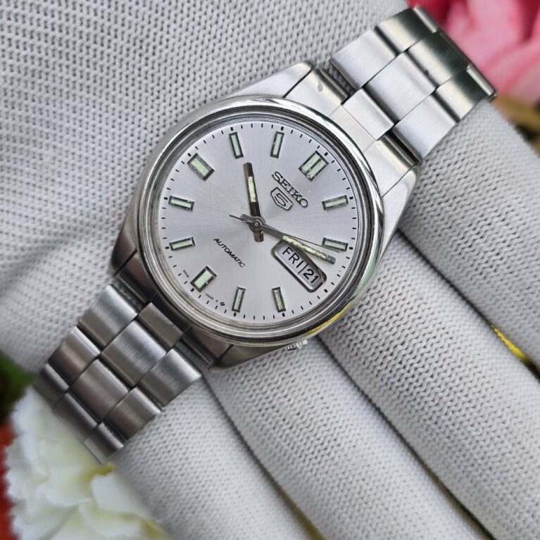 Seiko 5 Automatic Men steel back 17 Jewels vintage japanese Refurbished Mod Wrist watch white dial