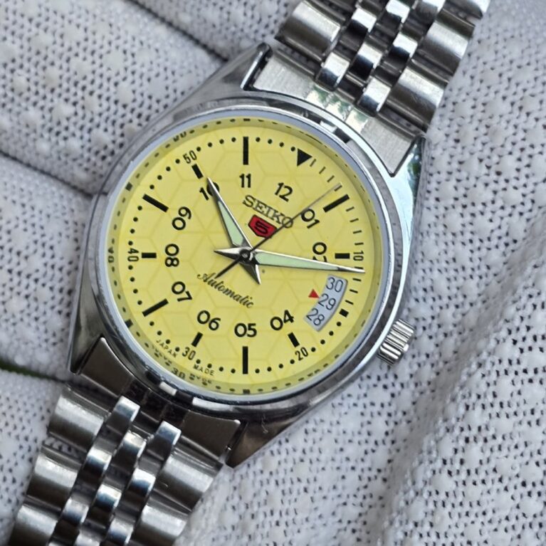 Seiko 5 Automatic Men steel back 17 Jewels vintage japanese Refurbished Mod Wrist watch champagne Yellow dial
