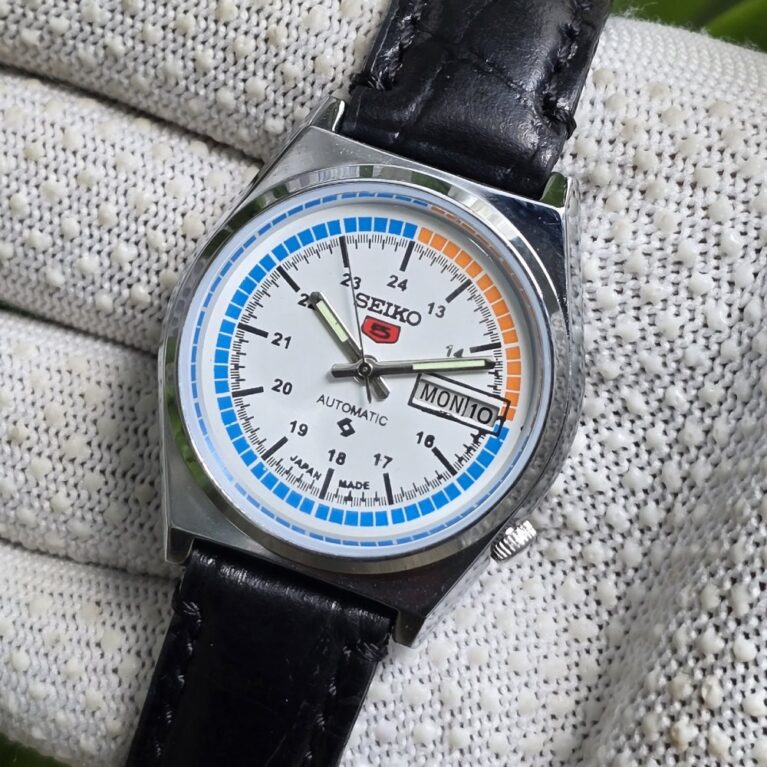 Seiko 5 Automatic Men’s Stainless Steel 17 Jewels Day-Date Vintage Mod Wrist Watch
