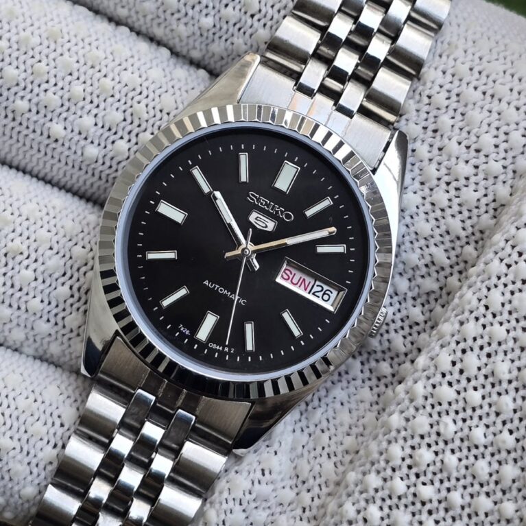 Seiko 5 Automatic Men's steel back 17 Jewels vintage japanese Wrist watch champagne Black dial
