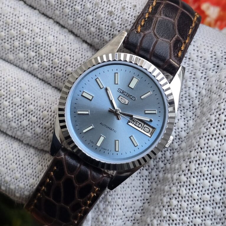 Seiko 5 Automatic Men's steel back 17 Jewels vintage japanese Wrist watch champagne blue dial