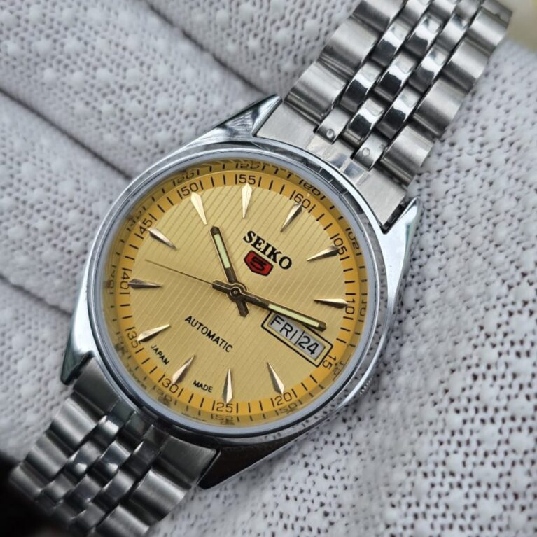 Seiko 5 Automatic Men steel back 17 Jewels vintage japanese Refurbished Mod Wrist watch champagne Yellow golden dial